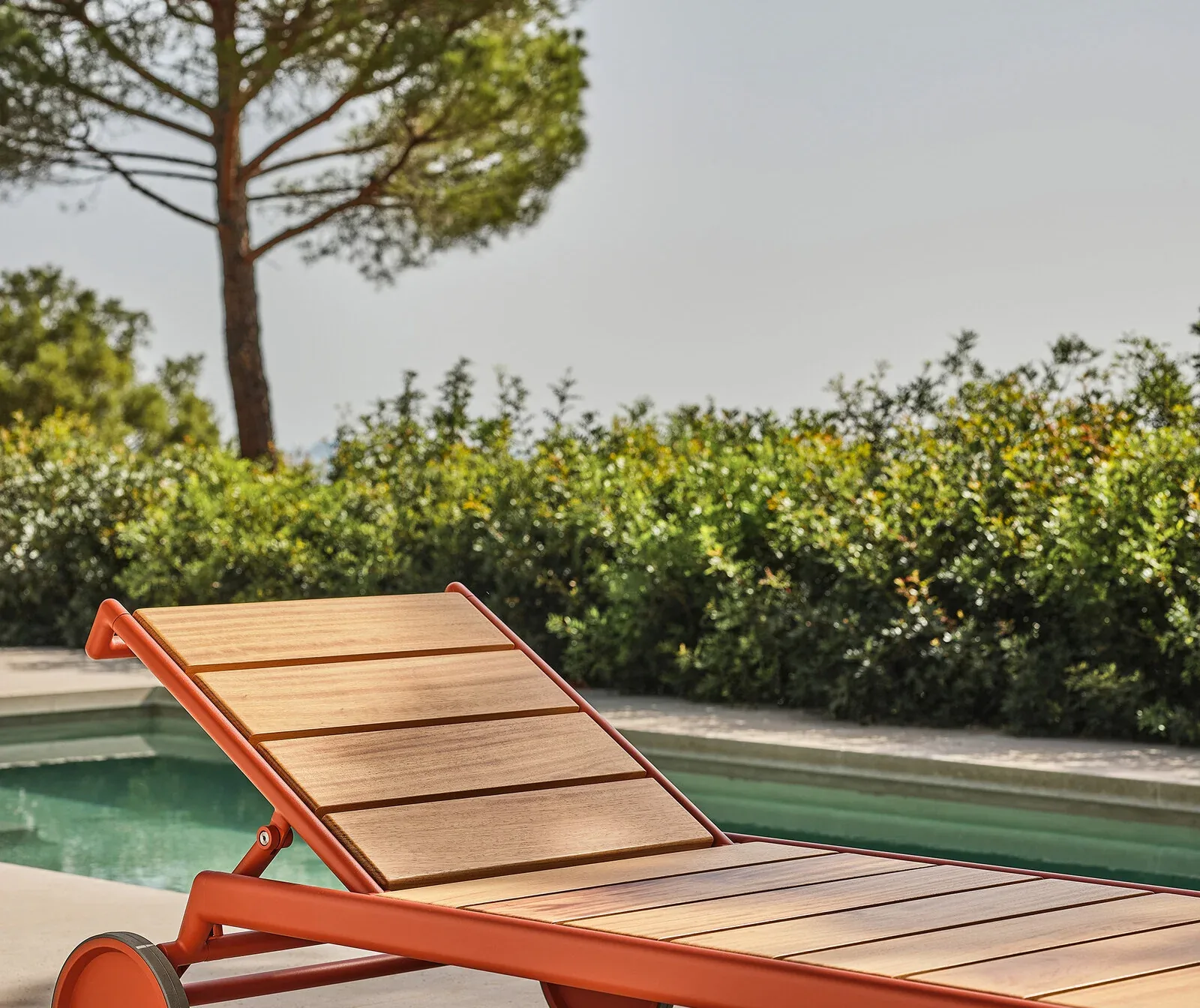 Flexform Atlante Light and Atlante Wood outdoor daybed in a garden setting, frame 2