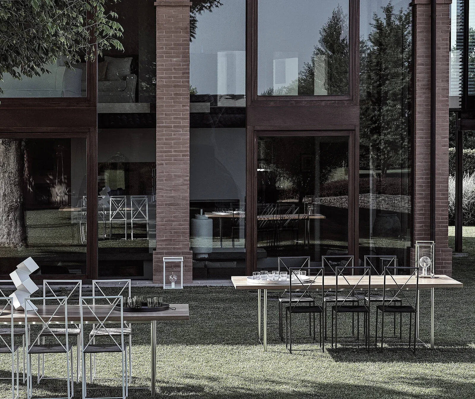 Flexform Levante outdoor table in a garden setting, frame 2