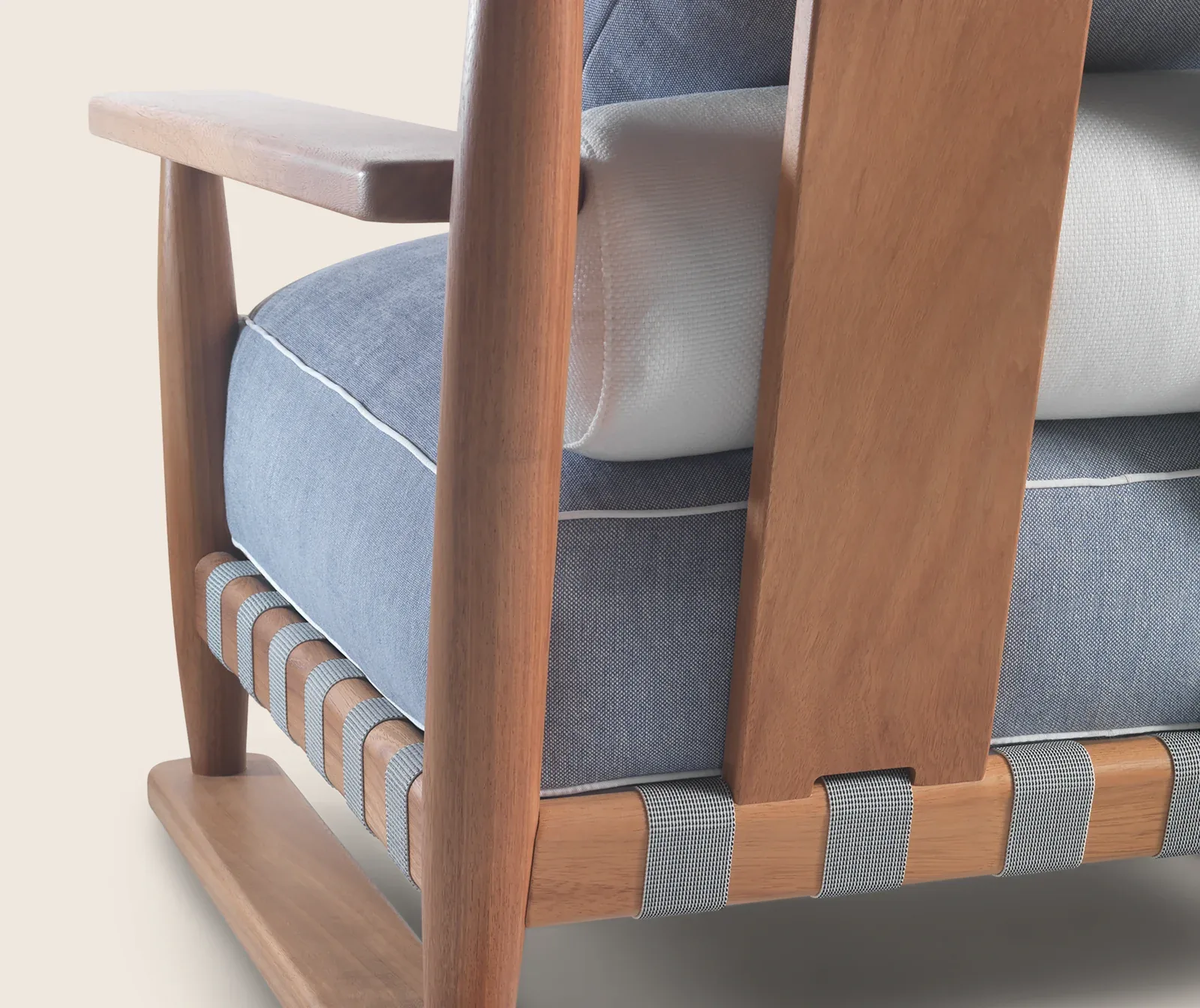 Flexform Meriggio outdoor sofa in a garden setting, frame 2
